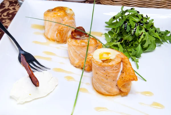 Los rollos de salmón cocidos en una mesa en un restaurante — Foto de Stock