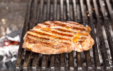 dana biftek ızgara restoranında yemek