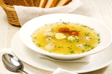 restoranda bir masada tavuk çorbası