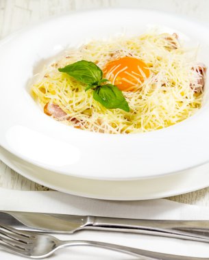spagetti yumurta bir tablo içinde bir restoran ile
