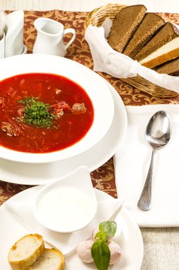 bir restoranda masada kırmızı pancar çorbası