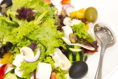 Beyaz bir arka planda restoranında Yunan salatası