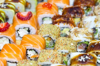 beyaz zemin üzerine Japon suşi deniz ürünleri