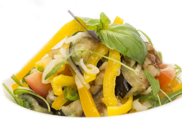 Gemüsesalat auf einem Teller und weißem Hintergrund — Stockfoto