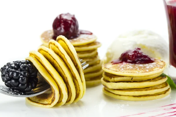 Sweet little pancakes with blackberry jam — Stock Photo, Image