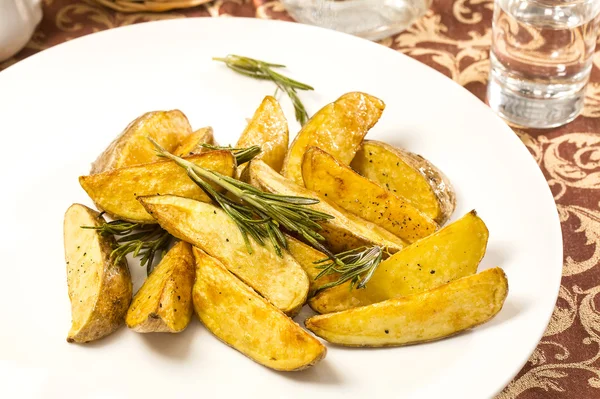 Patatas al horno sobre la mesa en un restaurante —  Fotos de Stock