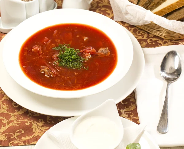 Sopa de remolacha roja sobre la mesa en un restaurante —  Fotos de Stock