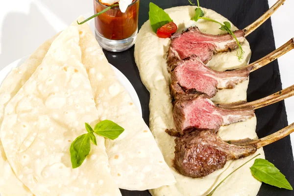 Lammrippen auf dem Grill, serviert auf einem heißen Stein — Stockfoto