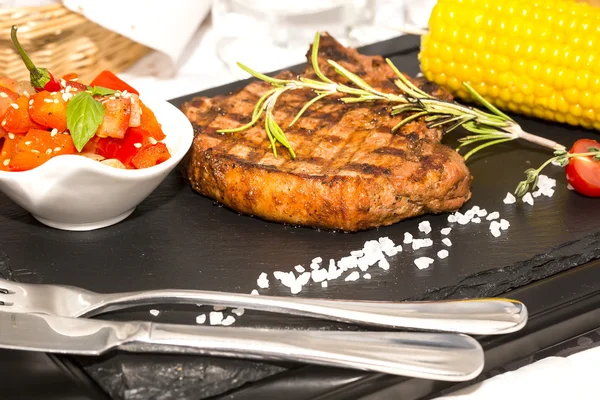 Bife grelhado com molho e verduras — Fotografia de Stock