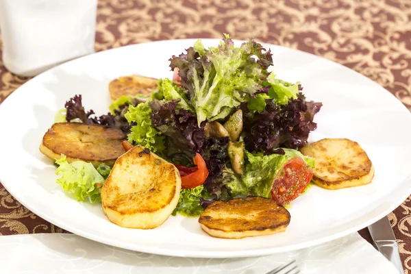 Aardappelsalade met kruiden — Stockfoto