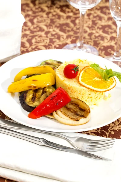 Couscous prydd med aubergine och tomat — Stockfoto