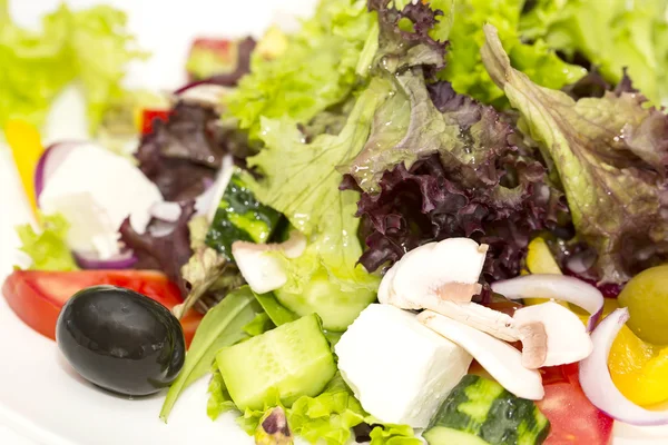 Grekisk sallad på vit bakgrund i restaurangen — Stockfoto