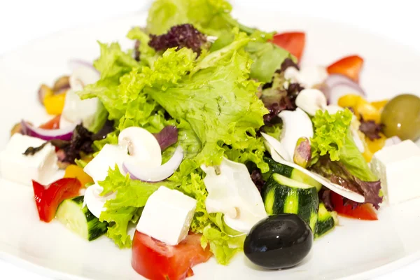 Ensalada griega sobre fondo blanco en el restaurante — Foto de Stock