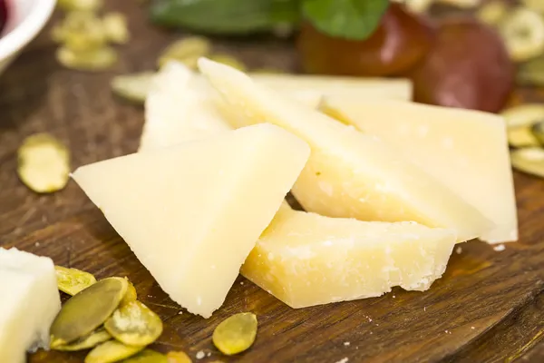 Assiette au fromage avec un grand décor l'assortiment de menthe — Photo