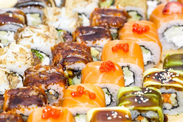 Marisco de sushi japonés sobre un fondo blanco — Foto de Stock