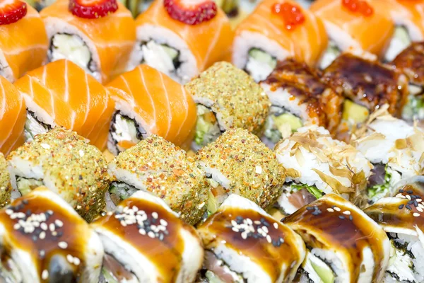 Marisco de sushi japonês em um fundo branco — Fotografia de Stock