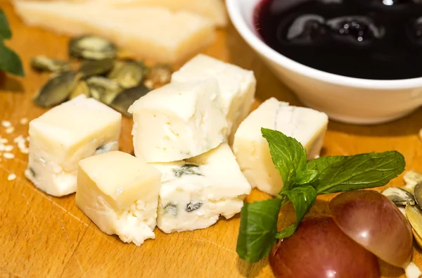 Piatto di formaggio con un grande decorato l'assortimento di menta — Foto Stock