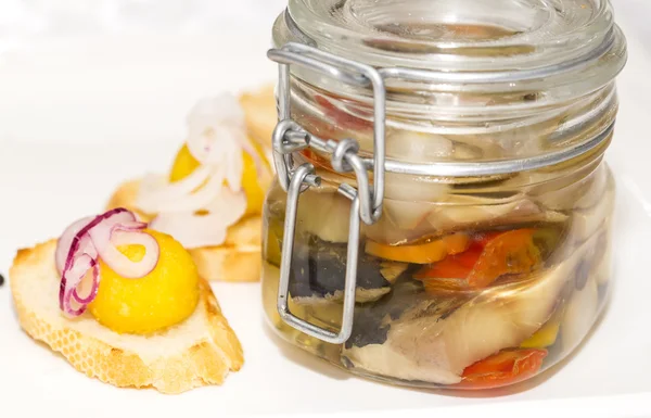Aringa sottaceto in un barattolo di vetro con tartine di patate — Foto Stock