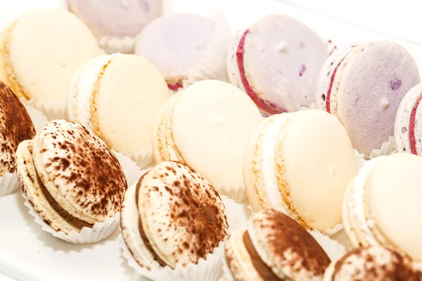 Galletas sabrosas sobre fondo blanco —  Fotos de Stock