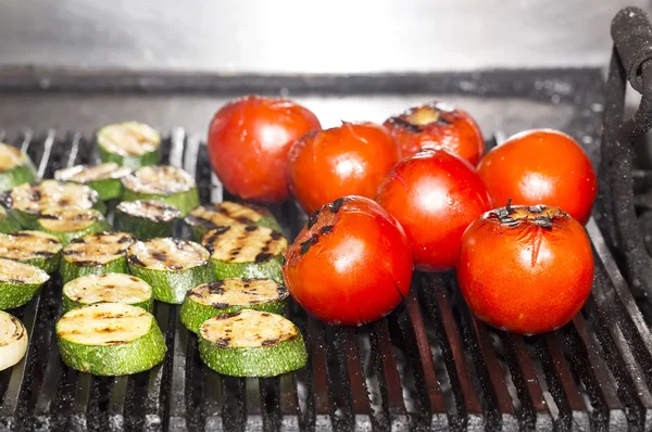 Cooking vegetables on the grill — Stock Photo, Image