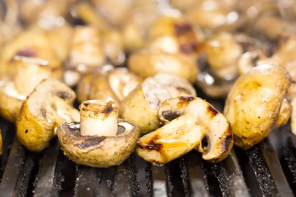 Champignons grillés sur barbecue — Photo