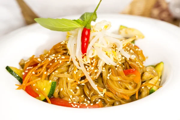 Espaguetis de arroz con verduras en un plato blanco — Foto de Stock