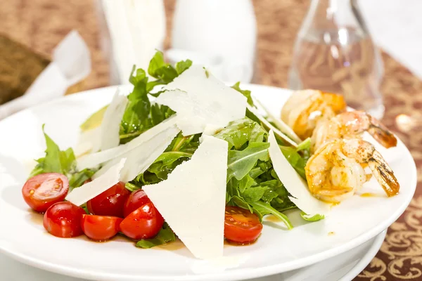 Salat mit Garnelen und Rucola — Stockfoto