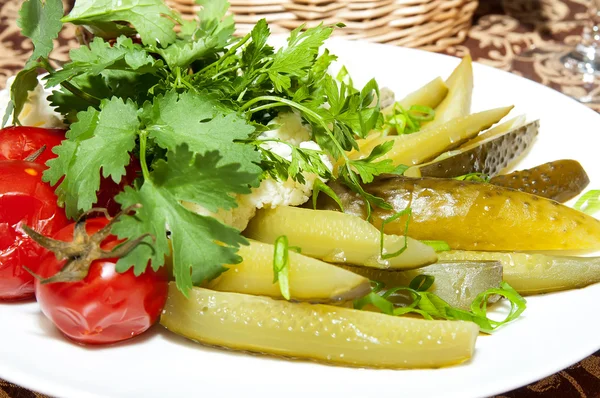 Legumbres en escabeche, tomates pepinos — Foto de Stock