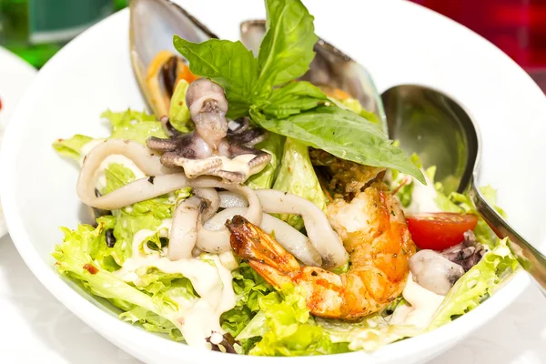 Insalata di frutti di mare su un piatto su sfondo bianco — Foto Stock