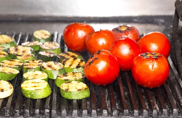 Cucinare le verdure alla griglia — Foto Stock