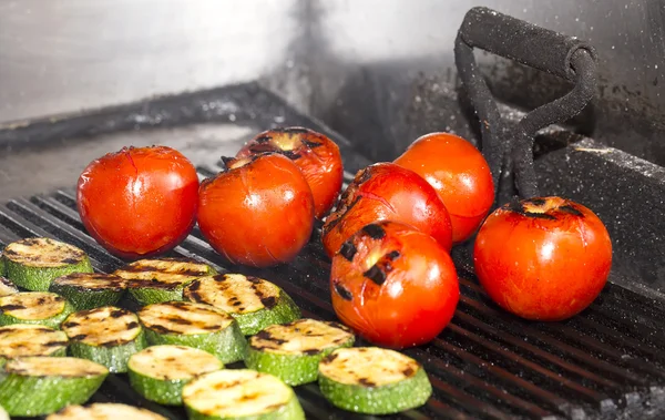 Gemüse auf dem Grill kochen — Stockfoto