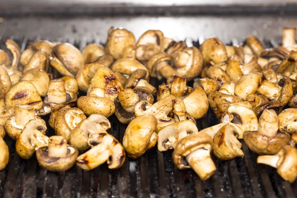 Champignons alla griglia sul barbecue — Foto Stock