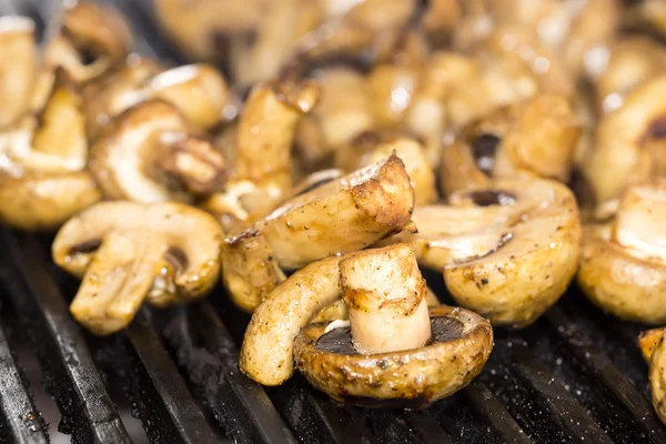 Champiñones a la parrilla en la barbacoa — Foto de Stock