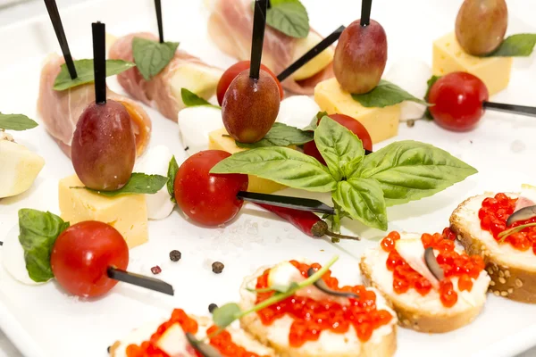 Canape mit Fleisch, Meeresfrüchten und Gemüse — Stockfoto