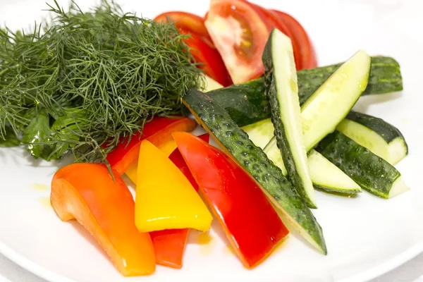 Skivade grönsaker tomater gurka och paprika — Stockfoto