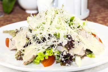 Et peyniri ve sebze salatası