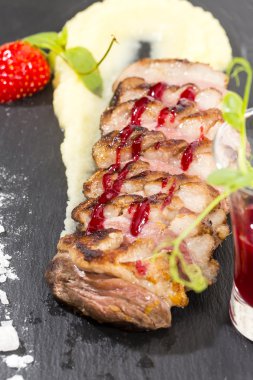 fırında kaz meme patates püresi ve elma sosu ile