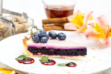 bir tabloda bir restoranda böğürtlenli turta