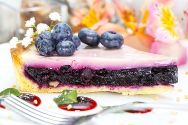 bir tabloda bir restoranda böğürtlenli turta