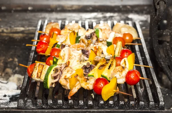 Brochetas de marisco a la parrilla — Foto de Stock