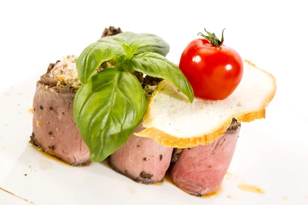 Rolos de carne com queijo decorado com tomate — Fotografia de Stock