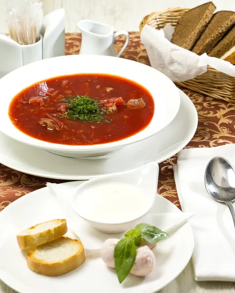 Sopa de remolacha roja sobre la mesa en un restaurante —  Fotos de Stock