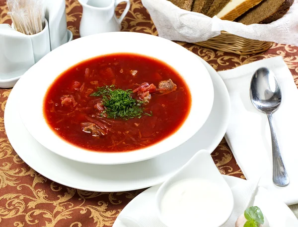 Sopa de remolacha roja sobre la mesa en un restaurante —  Fotos de Stock