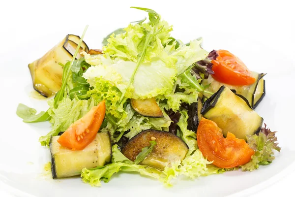 Peynir ve otlar ve sebze salatası — Stok fotoğraf