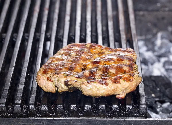 Vaření hovězí steak na grilu v restauraci — Stock fotografie