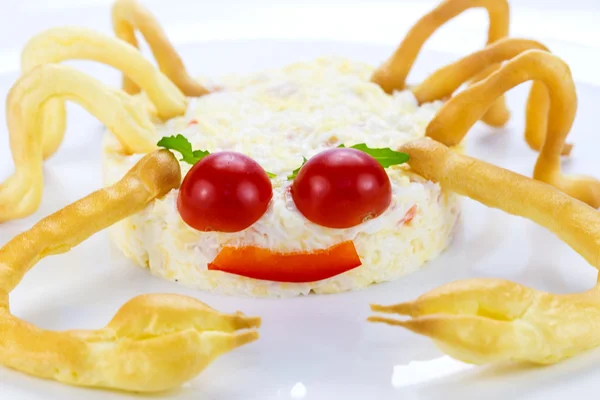 Salada com queijo e carne de caranguejo na forma de um caranguejo — Fotografia de Stock