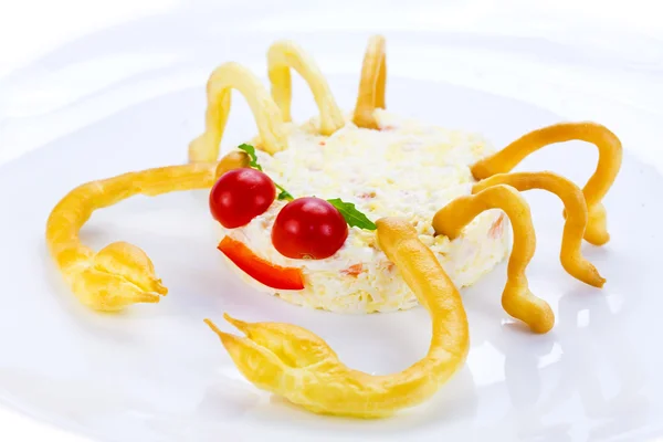Salade met kaas en krab vlees in de vorm van een krab — Stockfoto