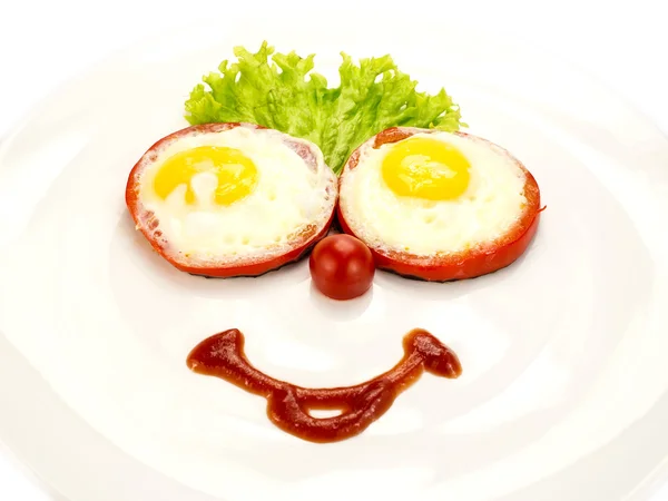 Смажені яйця з помідорами та салатом — стокове фото