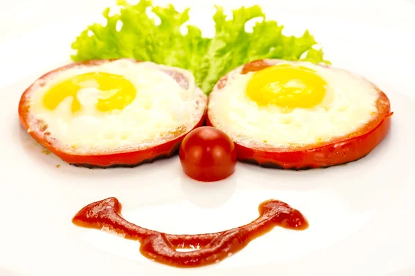 Жареные яйца с помидорами и салатом — стоковое фото