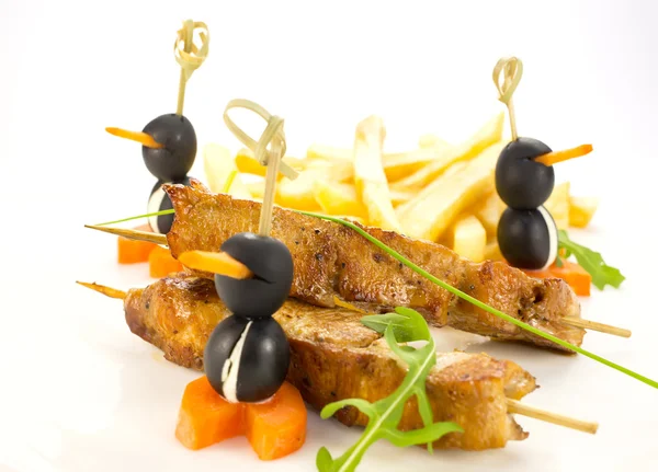 法式炸薯条和烤羊肉串的鸡和橄榄 — 图库照片